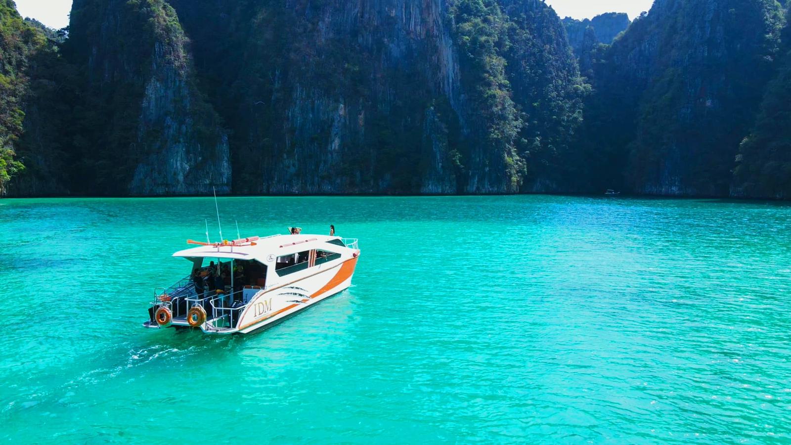 Laut hijau + speed boat